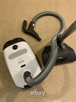 Miele Classic C1 Cat & Dog Canister Vacuum. Excelent. Store Display