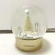 Chanel Snow Globe Xl White Christmas Tree Gold Aa Batteries Pour Les Étalages En Magasin