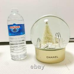 Chanel Snow Globe XL White Christmas Tree Gold Aa Batteries Pour Les Étalages En Magasin