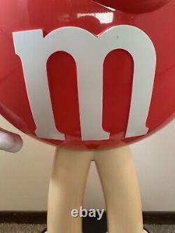 M & M Candy Large Store Display Rouge Personnage Porter Des Chaussures/gloves Blanches Sur Roues