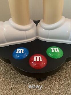 M & M Candy Large Store Display Rouge Personnage Porter Des Chaussures/gloves Blanches Sur Roues