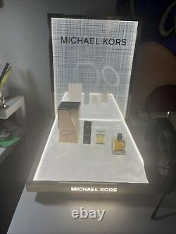 Vitrine éclairée de Michael Kors pour cosmétiques/parfums, magnifique design